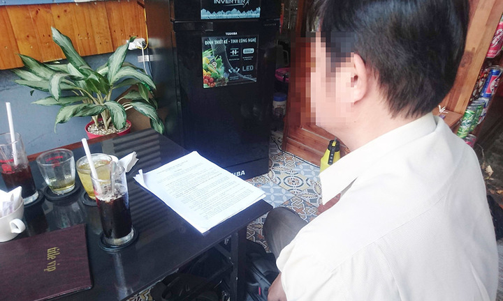 Ai là người giúp hiệu trưởng in và phát tán 