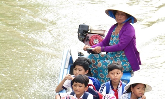Hậu Giang: Người phụ nữ gần 7 năm đưa đò miễn phí chở các em nhỏ tới trường