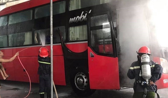 Xe khách giường nằm bất ngờ bốc cháy ngùn ngụt trong gara