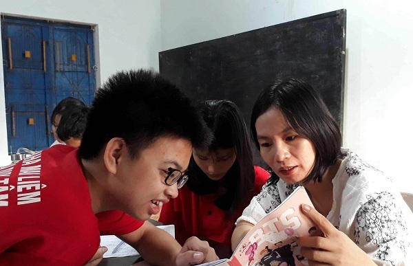 Cô giáo Quảng Trị gần 10 năm dạy tiếng Anh miễn phí cho học sinh nghèo