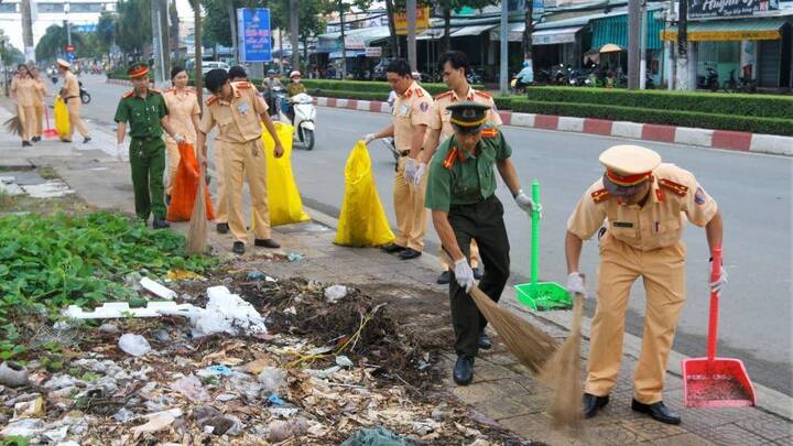 CSGT Bạc Liêu chung tay làm sạch môi trường