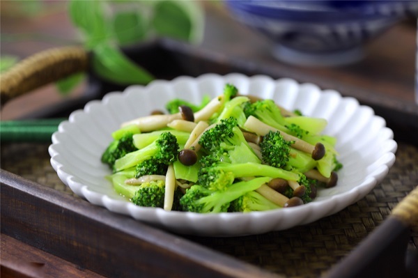 Muốn súp lơ xào thơm ngon, chị em đừng quên cho thêm nguyên liệu này