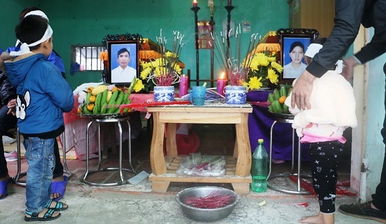 Vụ đôi vợ chồng tử vong tại nhà riêng: Xót xa hai đứa trẻ ngơ ngác nhìn di ảnh cha mẹ