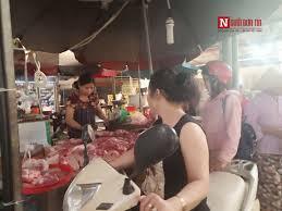 Giá thịt lợn “leo thang”, các bà nội trợ méo mặt