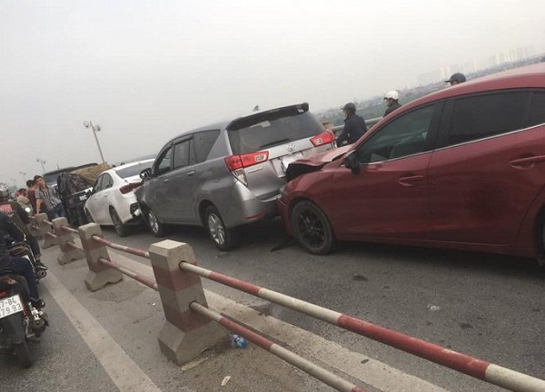 7 ô tô đâm nhau liên hoàn trên cầu Thanh Trì, đường trên cao tắc gần 10 km