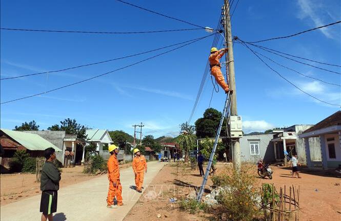 Kon Tum giúp dân thắp sáng đường làng
