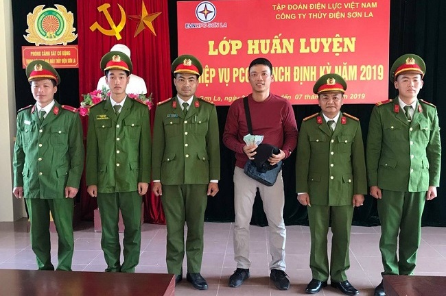 Cảnh sát bảo vệ Thủy điện Sơn La trao trả gần 30 triệu đồng cho du khách đánh rơi