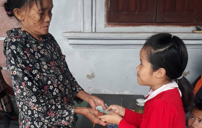 Nhặt được chiếc ví chứa nhiều tiền mặt và 3 dây chuyền vàng, học sinh lớp 3 tìm trả lại người đánh rơi