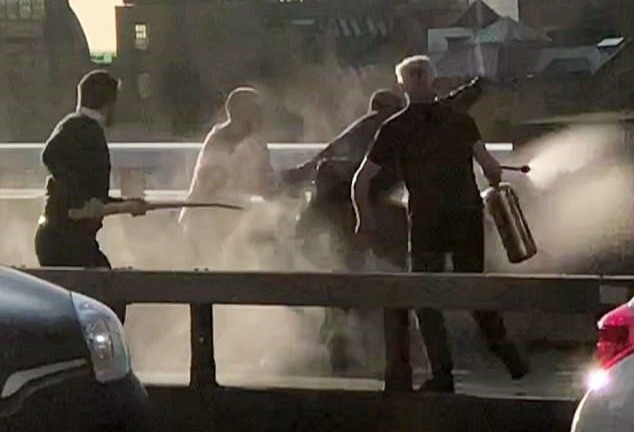 Video: Khoảnh khắc người đi đường chặn kẻ đâm dao ở cầu London