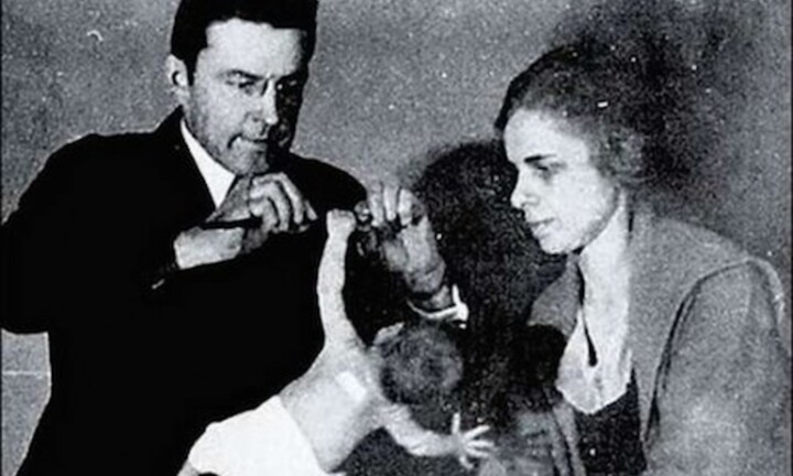 Nhà tâm lý nào khiến con trầm cảm vì thử nghiệm tình mẫu tử tàn nhẫn nhất thế giới?