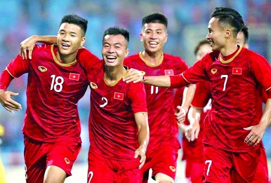 Mặc trời mưa bão, trận đấu U22 Việt Nam - U22 Singapore vẫn diễn ra
