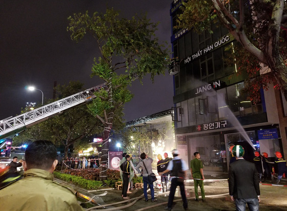 Giải cứu 6 người mắc kẹt trong ngôi nhà bốc cháy ngùn ngụt ở Đà Nẵng