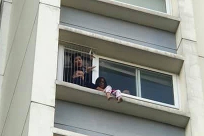 Giải cứu bé gái 6 tuổi trèo ra ban công tầng 6 chung cư, gào khóc gọi 