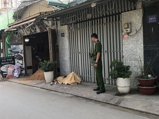 Mở cửa đi làm, bàng hoàng phát hiện người đàn ông gục chết bất thường