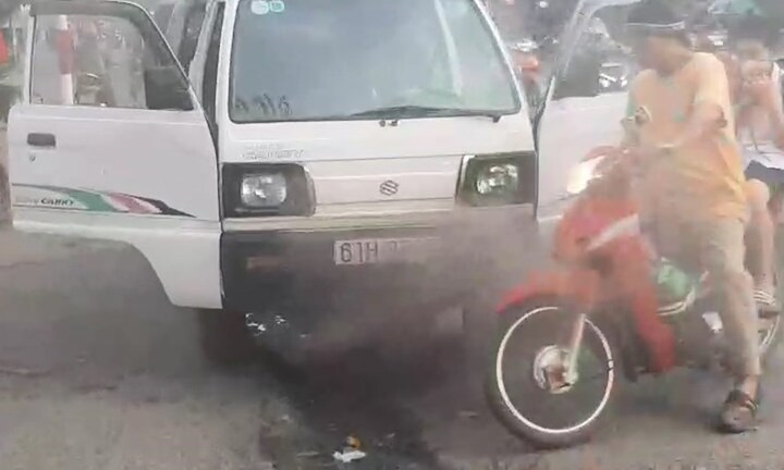 Xe đưa đón học sinh ở Bình Dương bốc cháy, tài xế loay hoay tìm cách dập lửa