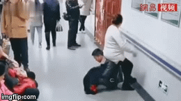 Khoảnh khắc gây tranh cãi: Chồng ngồi xổm trên sàn làm ghế êm cho vợ bầu