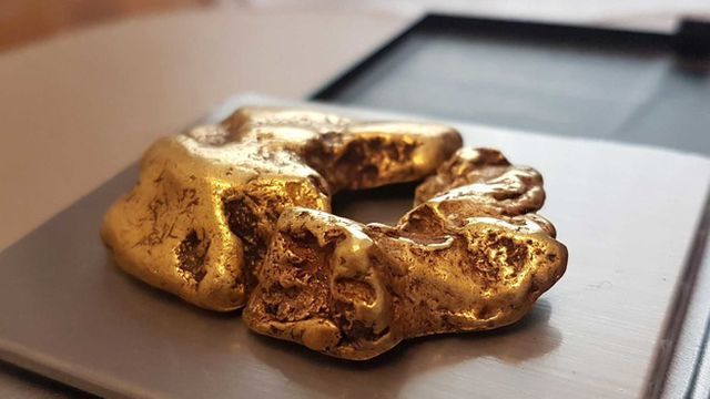 Thợ săn kho báu tìm thấy cục vàng lớn nhất Vương quốc Anh