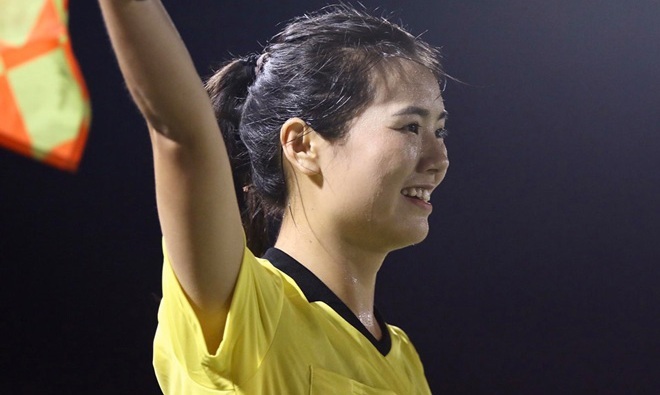 Video: Nhan sắc nữ trọng tài xinh như nữ thần gây sốt SEA Games 2019