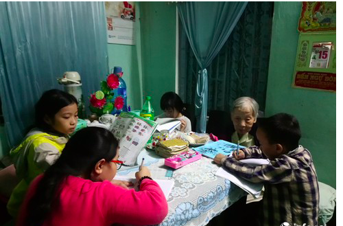 Bà giáo gần 100 tuổi cần mẫn dạy học miễn phí cho trẻ em nghèo