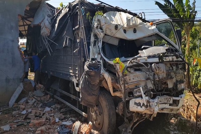 Tin tai nạn giao thông mới nhất hôm nay 8/12/2019: Xe tải lao vào nhà dân, 5 người kịp thoát thân