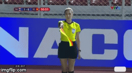 Video: Nữ trọng tài xinh đẹp nhún vai phủ định bàn thắng của tuyển nữ Thái Lan