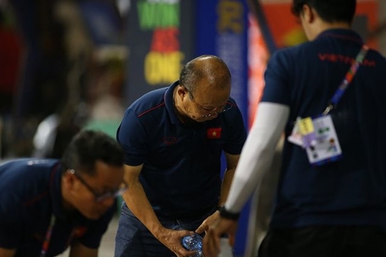 Hành động đẹp của HLV Park Hang Seo sau trận bán kết gặp U22 Campuchia