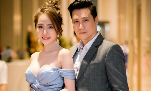 Quỳnh Nga diện váy gợi cảm khoe vòng 1 táo bạo, thân mật sánh bước với Việt Anh