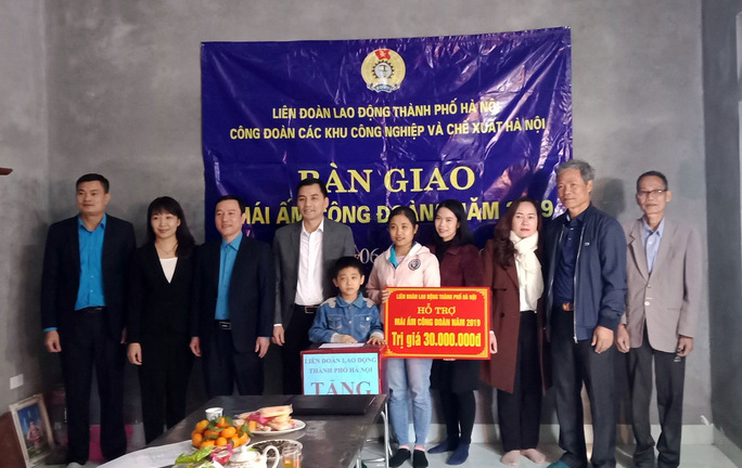 Hà Nội: Bàn giao “mái ấm công đoàn”, giúp công nhân nghèo an cư