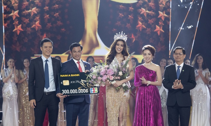 Nam A Bank trao thẻ JCB cho Tân hoa hậu Hoàn vũ Việt Nam 2019