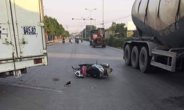 Hà Nội: Xe máy va chạm xe tải, mẹ tử vong, con gái 6 tuổi bị chấn thương sọ não