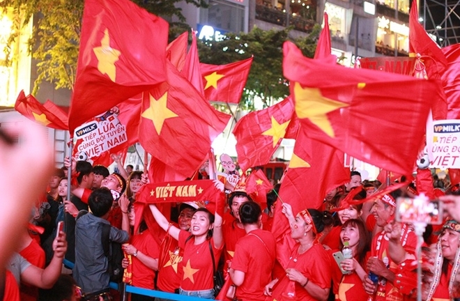 Cờ đỏ rợp trời, hàng nghìn CĐV xuống đường ăn mừng chiến thắng của đội tuyển U22 Việt Nam 