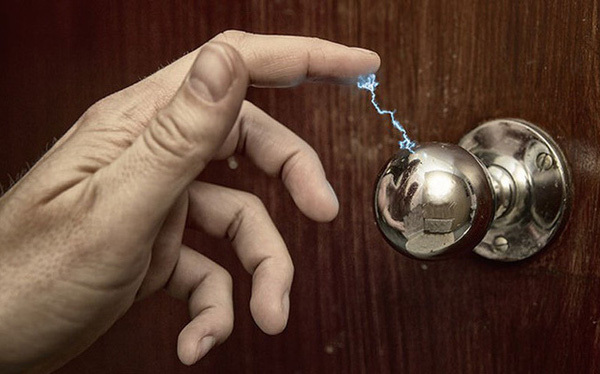 Vì sao chúng ta hay bị cảm giác điện giật vào mùa đông?