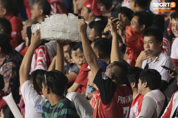 Fan Indonesia giơ ngón tay thối trên khán đài, thầy Park đáp trả bất ngờ