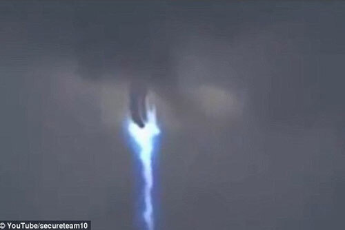 Video: UFO hạ cánh xuống Trái Đất qua lỗ giun vũ trụ?