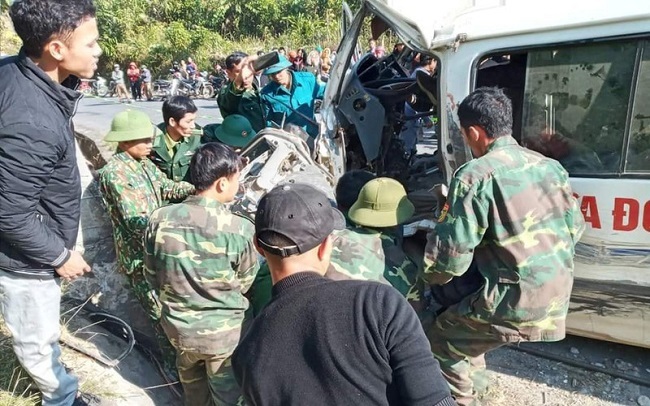 Tin tai nạn giao thông mới nhất ngày 12/12/2019: Xe ôtô tông vách núi, 7 người thương vong