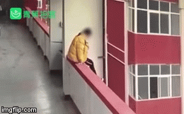 Bị bắt gặp lén hút thuốc trong trường học, nữ sinh phản ứng gây