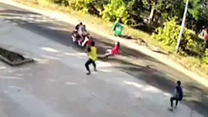 Video: Hai tên cướp liều lĩnh tông gãy chân công an xã khi bị chốt chặn