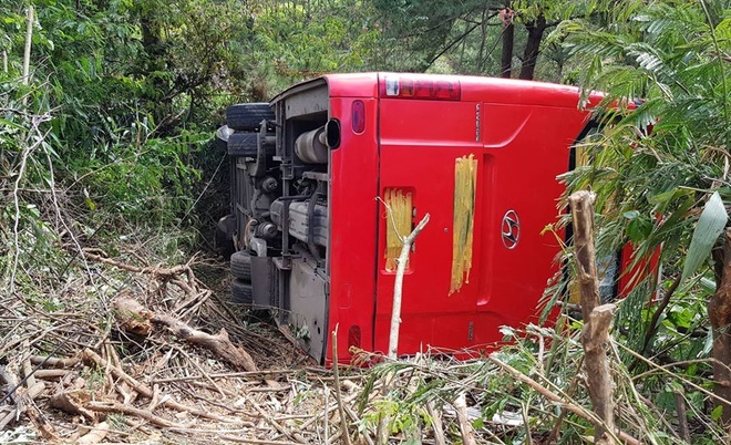 Mất lái ô tô khách lao xuống vực, hơn chục khách thoát chết