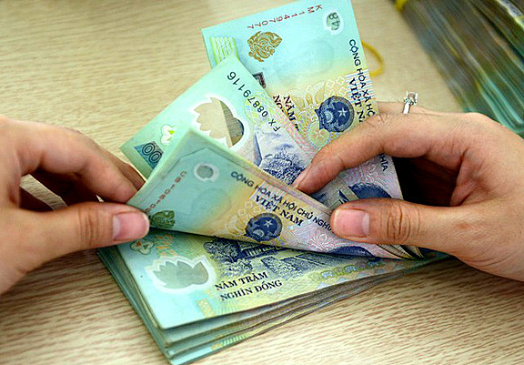 Từ 2021, tiền lương của chồng có thể được chuyển thẳng vào tài khoản vợ