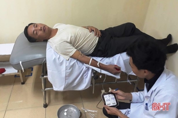 Thầy giáo vượt đường xa trong đêm đi hiến máu cứu người