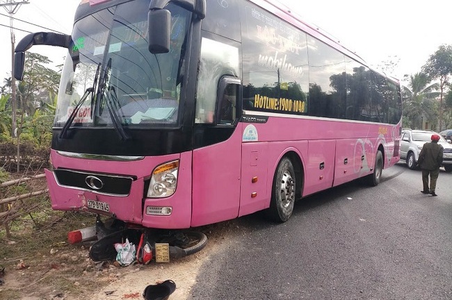 Xót xa đôi vợ chồng nghèo bị xe khách đâm trên đường đi mua quà sinh nhật cho con