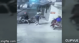 Clip 2 thanh niên xịt hơi cay cướp xe, lắc vàng của phụ nữ ở TP.HCM