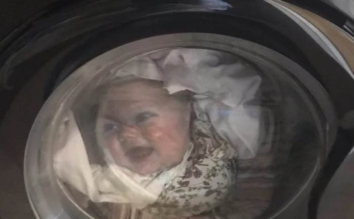 Ông bố hoảng hốt vì nhìn thấy mặt con gái nhỏ trong máy giặt