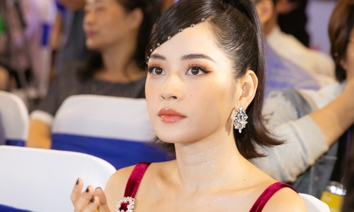 Chi Pu thả dáng gợi cảm