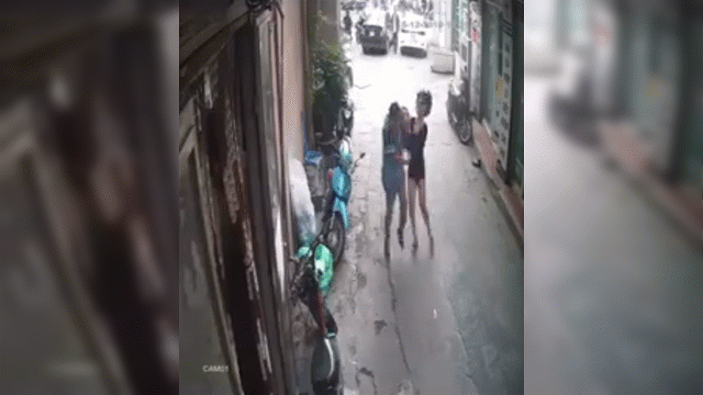 Video: Sàm sỡ cô gái trẻ, yêu râu xanh bị nạn nhân cầm guốc đánh tơi tả