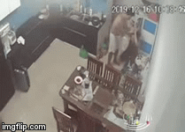 Bị chồng hành hung dã man trong nhà, người vợ có màn 