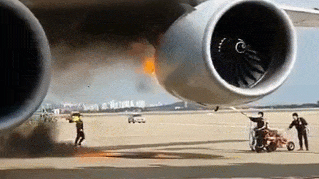 Chuyến bay của United Airlines hạ cánh khẩn cấp vì động cơ bỗng nhiên bốc cháy