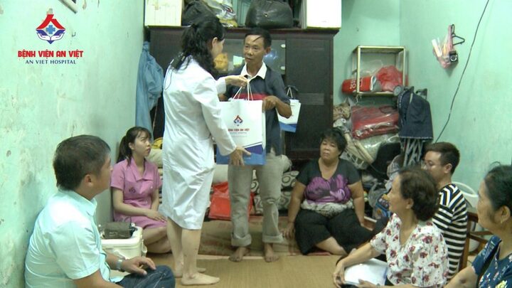 Bệnh viện đa khoa An Việt thăm, tặng quà và hứa chăm sóc sức khỏe cho gia đình khó khăn ở Hà Nội 