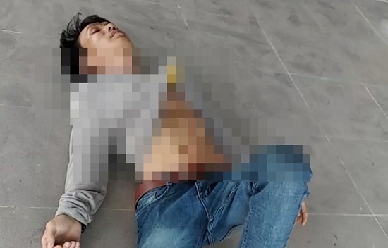 Nghi vấn nam thanh niên ngáo đá tự cầm dao cắm vào ngực