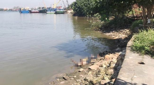 TP.HCM: Phát hiện thi thể nam giới có hình xăm lạ trôi trên sông Sài Gòn